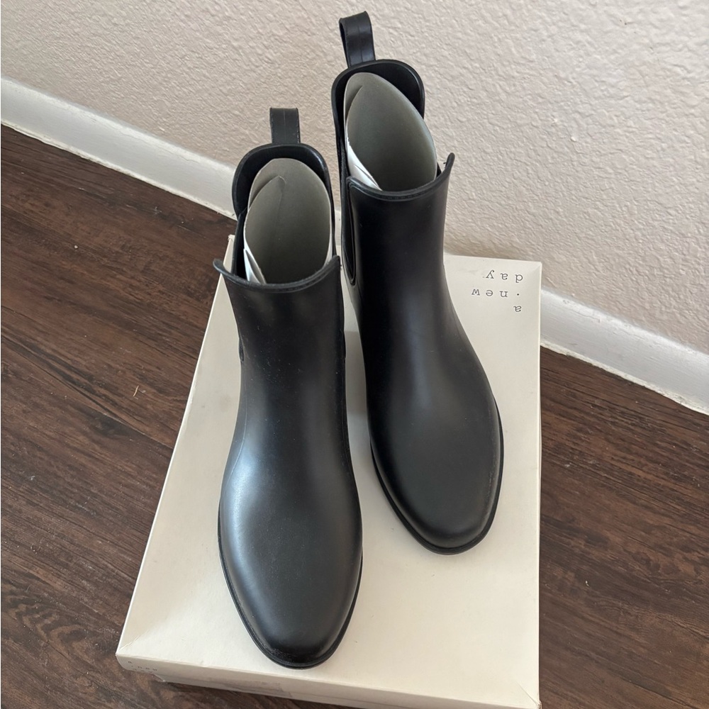 Chelsea RAIN BOOT - size 10 / black - Picture 3 of 3